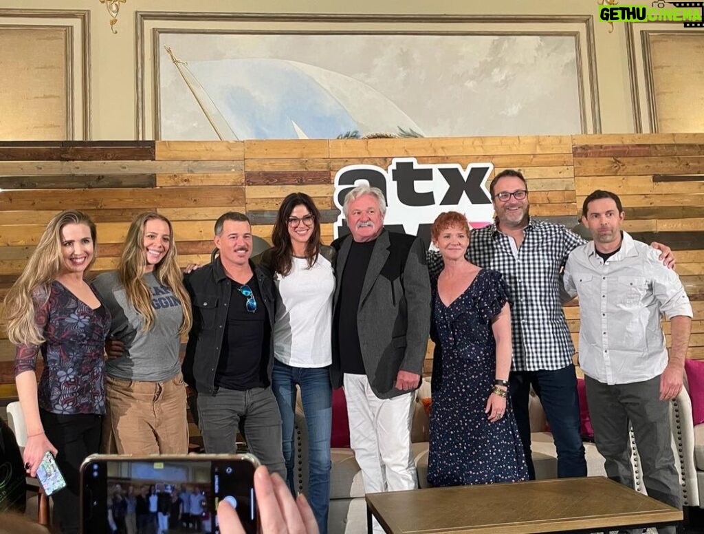 Adrianne Palicki Instagram - One more from @ATXFestival this weekend for the #ClearEyesFullHearts live podcast taping 😍🎤 It’s always a fun time getting to catch up with @_DerekPhillips and some of our #FNL fam! 🏈 #ATXTVs11 ATX Television Festival