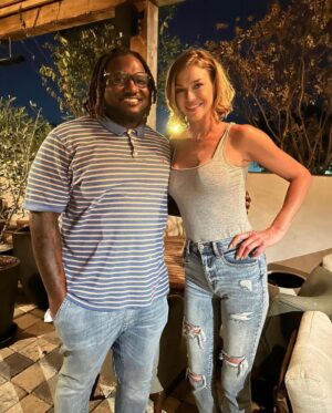 Adrianne Palicki Instagram - Spotted around town in #Austin…👀 Always love meeting you guys in real life! Happy Weekend y’all 😘