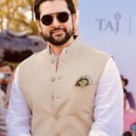 Aftab Shivdasani Instagram - Thank you @vishaalmathur291 for inviting me to witness my first ever Polo match at the prestigious MDM Polo Cup, Jodhpur. It was a wonderful watching this fascinating sport so closely. I also had the pleasure of meeting His Highness Gaj Singh ji of Marwar and learning about his love for the sport. It was also great watching His Highness Sawai Padmanabh Singh of Jaipur in action and learning about his passion for the sport apart from being a very down to earth person. It was a pleasure meeting you @pachojaipur and @gauravikumari . My best wishes. ✨🐎