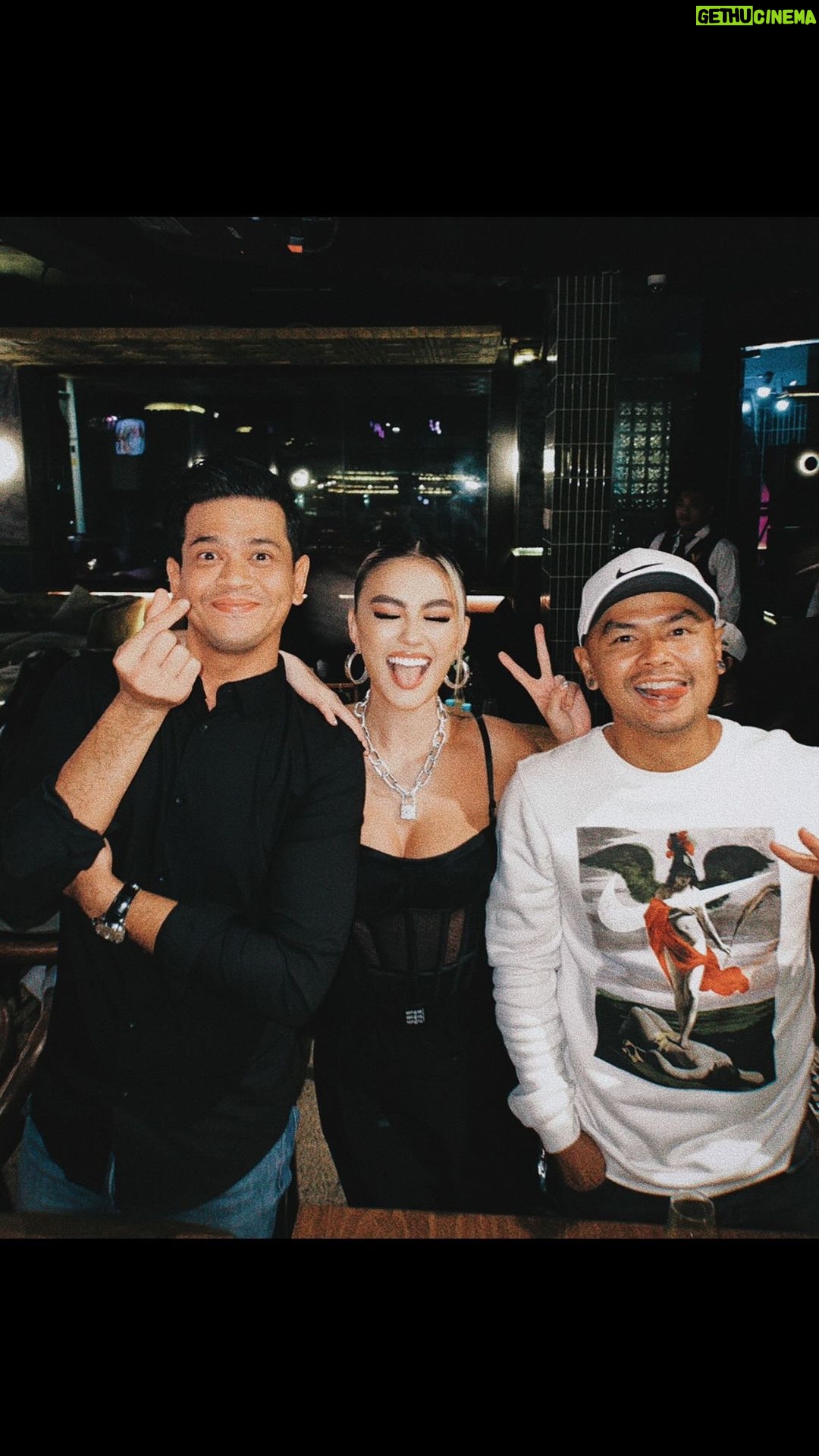 Agnez Mo Instagram - New friends, old friends, forever friends! Frfr some have been my friends since i was 9 years old 🤣 What a night.. Celebrating love, friendship and good vibes ONLY before going back to LA! (Plus it doesnt hurt when it’s done at my restaurant club and cafe @senovartijakarta while drinking my very own moscato wine, AMO @amolovepotion) 🤪 #humbleflex #AGNEZMO