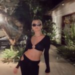 Agnez Mo Instagram – Pretty girls walk like this 🤷🏻♀️
#AGNEZMO #sauceeeeeyyy
Dresses or baggy pants and sweats, one thing thats always on is my sauce. Just a little reminder. 💅