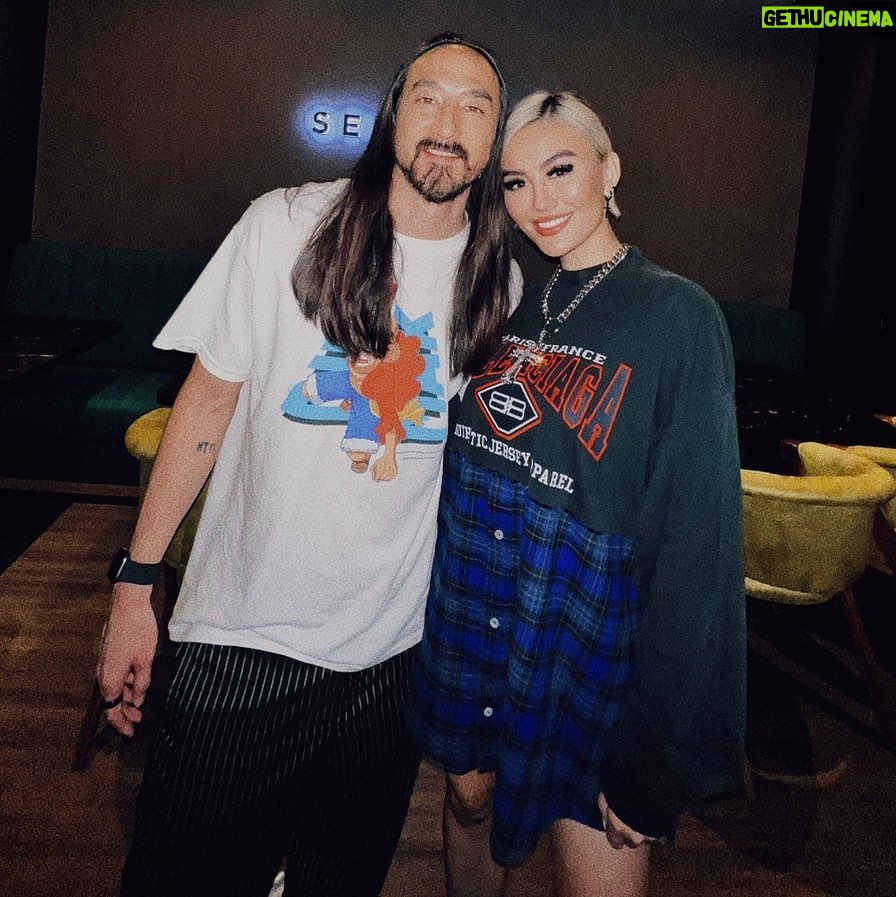 Agnez Mo Instagram - The brother from another mother that actually looks exactly like my real brother 😂 (matter of fact they also have the same name, Steve) @steveaoki thanks for coming to dinner with ur whole team at my restaurant @senovartijakarta ✌🏼✌🏼#AGNEZMO