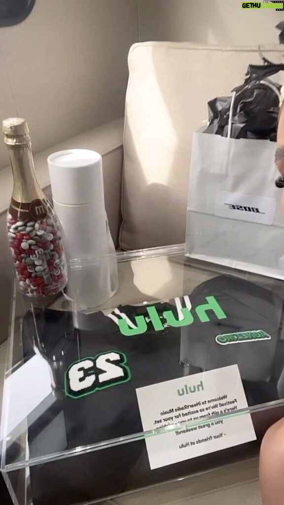 Agnez Mo Instagram - Some backstage moments 🤍🤍 thanks for the gifts @hulu @iheartfestival #AGNEZMO #iheartfestival2023