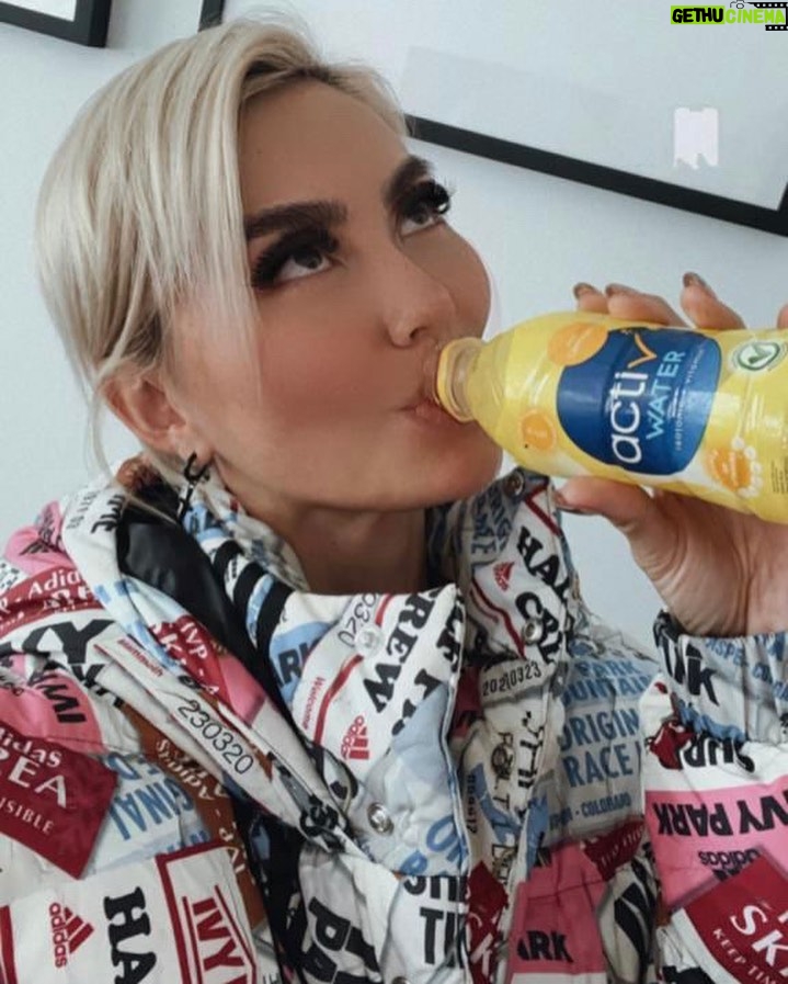 Agnez Mo Instagram - During my activities, maintaining stamina and the immune system are very important. Thankfully, I drink ACTIV WATER. @activwaterid ini adalah minuman isotonik dengan kandungan vitamin yang lengkap. Selain itu, ada berbagai macam rasa yang kalian bisa pilih. Satu hal yang aku suka: NOT TOO SWEET! Well, ACTIV WATER is very suitable for those of you who have an active life just like me. Now, I challenge you to try ACTIV WATER and start your active life! #ActivWater #Isotonikwater #AGNEZMO #ad