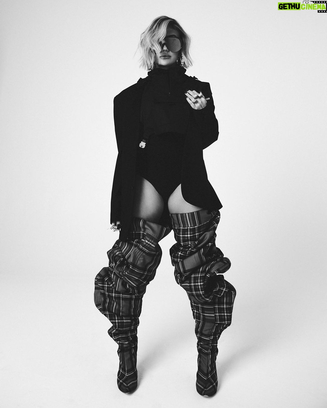 Agnez Mo Instagram - Not conformed to tempo, but always in the pocket. π€·π»ββοΈπ₯ #AGNEZMO #vibes The best in the biz: ππ»: @monicarosestyle π: @novakaplan ππΌββοΈ: @hair4kicks π«: @drew.casta Los Angeles, California