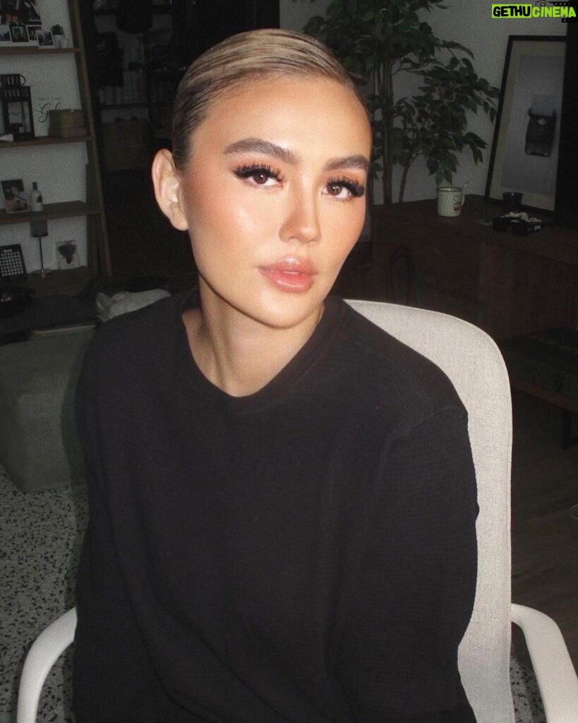 Agnez Mo Instagram - Mentally at the beach……. (…with pizza on my mind 🥹) #AGNEZMO
