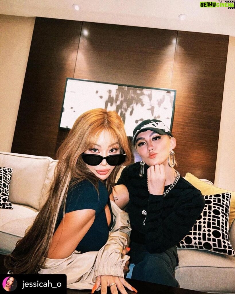 Agnez Mo Instagram - LOVE MY SIS!!!! Couldnt stop laughin at 1 am be like.. 🥲 Repost @jessicah_o : My long lost sister @agnezmo ❤️ We ain’t in the kitchen but we cookin something up tho!! 😎 #AGNEZMO #JESSI BAD BIH VIBES ONLY