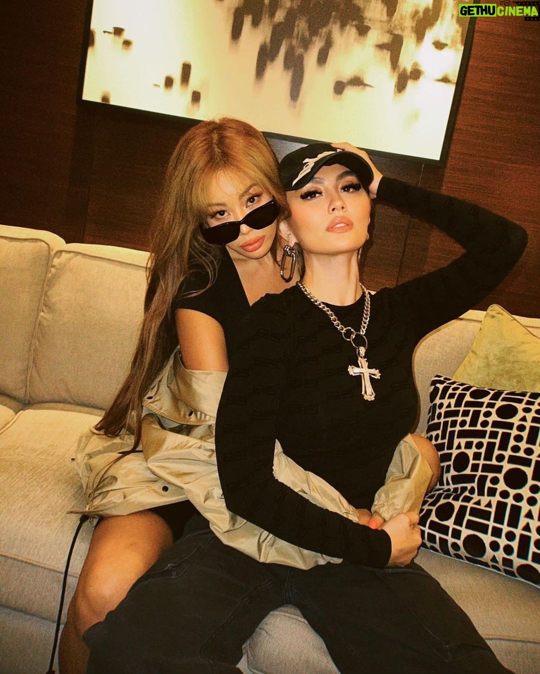 Agnez Mo Instagram - LOVE MY SIS!!!! Couldnt stop laughin at 1 am be like.. 🥲 Repost @jessicah_o : My long lost sister @agnezmo ❤️ We ain’t in the kitchen but we cookin something up tho!! 😎 #AGNEZMO #JESSI BAD BIH VIBES ONLY