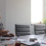 Ahmad Jola Instagram - فیلمی سینەمایی خۆشەویستی لەسەردەمی کۆڕۆنا دەست بەکارەکانی دەکات فیلمی سینەمایی 'خۆشەویستی لەسەردەمی کۆرۆنا' کە لە ژانری ئارت کۆمیکە و لە بەرهەمهێنانی سۆران عوسمان و بە هاوبەشی لەگەڵ کۆمپانیای سۆ مارکێتینگ و کۆمپانیا جیهانییەکان و لە سیناریۆ و دەرهێنانی هونەرمەند شوان عەتوف لە نواندنی هونەرمەندان ماهیر حەسەن و ئە‌حمەد جۆڵا و چەندین ئەکتەری بەناوبانگی تر کە لە داهاتوودا بینەران پێیان ئاشان دەبن، دەست بە کارەکانی دەکات. فیلمەکە لە هەولێر و بەغدا کاری وێنەگرتنیان بۆ دەکرێت و ماوەی فیلمەکە ٩٠ خولەکە هەروەها پلاتفۆرمەکانی وەکو نيتفلێکس، ئەپڵ تیڤی پڵەس و ئێچ بی ئۆ بۆ ئەم پڕۆژەیە لە هەماهەنگیدا دەبن. @7amajola
