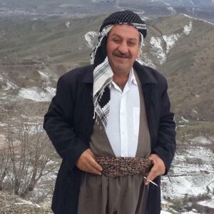 Ahmad Jola Instagram - لە کۆتایدا چۆن گۆڕایین...

ئیستا هە ست بە چێژی ژیان ناکە یین...

تە نانە ت چێژ لە بە های مردنییش وەرناگریین...

چۆن ئیستا پەنجەکانمان قسەئەکەن بەڵام زمانمان ڵاڵ بوە...

ئیستاهاوڕێی ڕاستەقینەمان نەماوە...

زۆربەی هاوڕێکانمان هاوڕێی کاتو شوێنن...

هە ندێکیان هەندێ جار بەچە ند ڕویە کە وە دەردەکەون...

 و  هەندێک جایش بە دە مامکی جۆراو جۆرەوە دەرئەکەون...

لەم زەمەنە بۆنی تەنورەکان گۆڕاون ...

تەنانەت تە نورەکانیش پێویستیان بە دار نیە... 

ئێستا جەژنەکانیش بونە تە بۆنە یەکی بازرگانی...

لە کاتێکا پێشتر جەژنەکان وەرزی خۆشیو موحیبەت بوون...

پێشتر ئەوانە ی خراپەکاربوون هەمیشە شەرمەزار بوون...

بەڵام ئێستا کەسە شەرمنەکان لە شەرموحەیای خۆیان وڵاتیان جێ هێشتوەو کۆچیان کردوە...

ئێستا چیرۆکی ڕۆبن هودیش چیتر باوی نەماوە...

پێشتر هەژارەکان دزیان لە دەوڵەمەندەکان ئەکرد...

 بەڵام ئێستا دەوڵەمەنەکان دزی لە هەژارەکان ئەکەن...

ئێستا دەوڵەمەندەکان بە قانون دزی لە هه ژارەکان ئەکەن...

ئەگەر ڕەخنەشیان لێ بگرن هەربەقانون دەستگیریان ئەکەن... 

هەربە قانونیش ئەیان کوژن...

 هەر بە قانونی شەرعیەت بە کوشتدانیان دەدەن...

ئێستا زەمەن واگۆڕاوە کە س باس لە بەهەشت ناکا...

یەکێ لە لێواری دۆزەخو یەکێکی تر لە قوڵایی دۆزەخایە..
Admin/@7ama_._ahmad