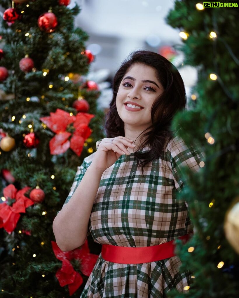 Aima Rosmy Sebastian Instagram - 🎄Simply having a wonderful Christmastime 🎄 Click by @midhun.mohan_ 📸 Attire @riti_boutique 👗 Dubai, United Arab Emirates