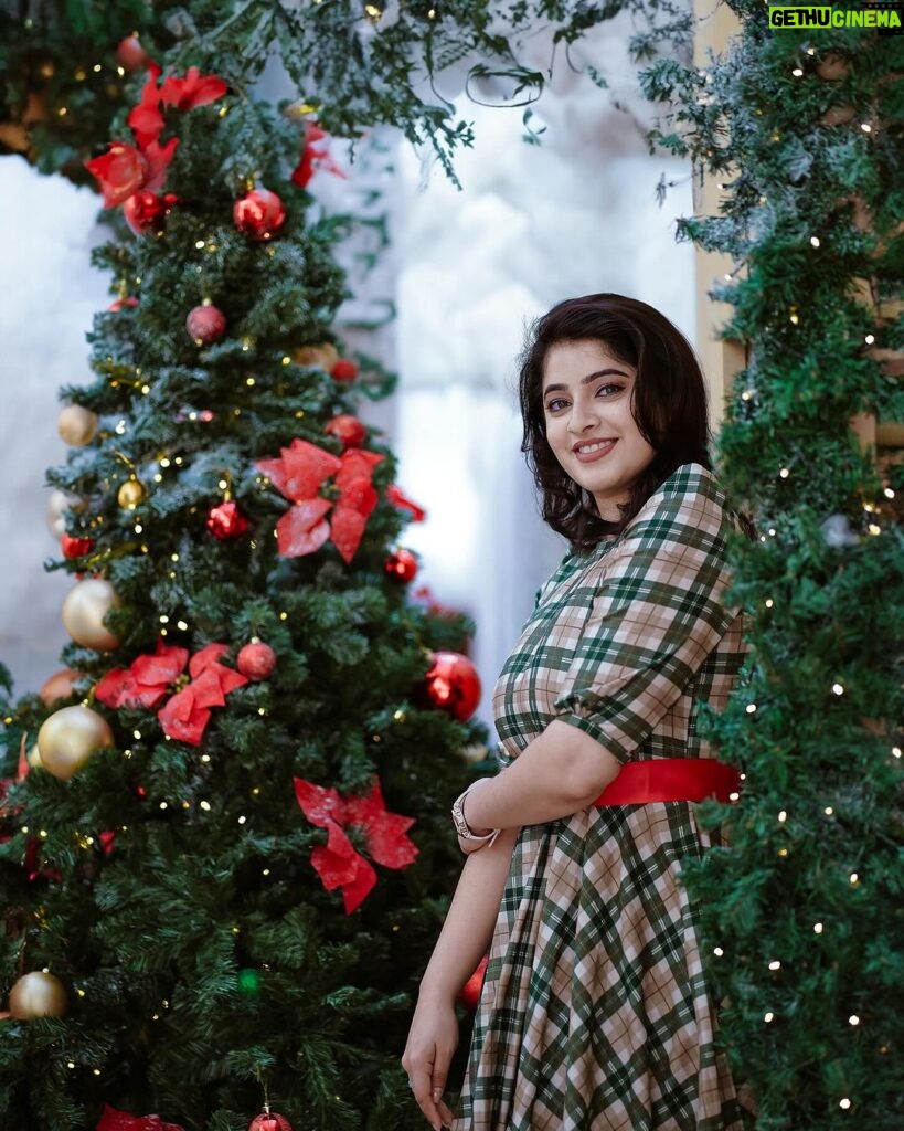 Aima Rosmy Sebastian Instagram - 🎄Simply having a wonderful Christmastime 🎄 Click by @midhun.mohan_ 📸 Attire @riti_boutique 👗 Dubai, United Arab Emirates