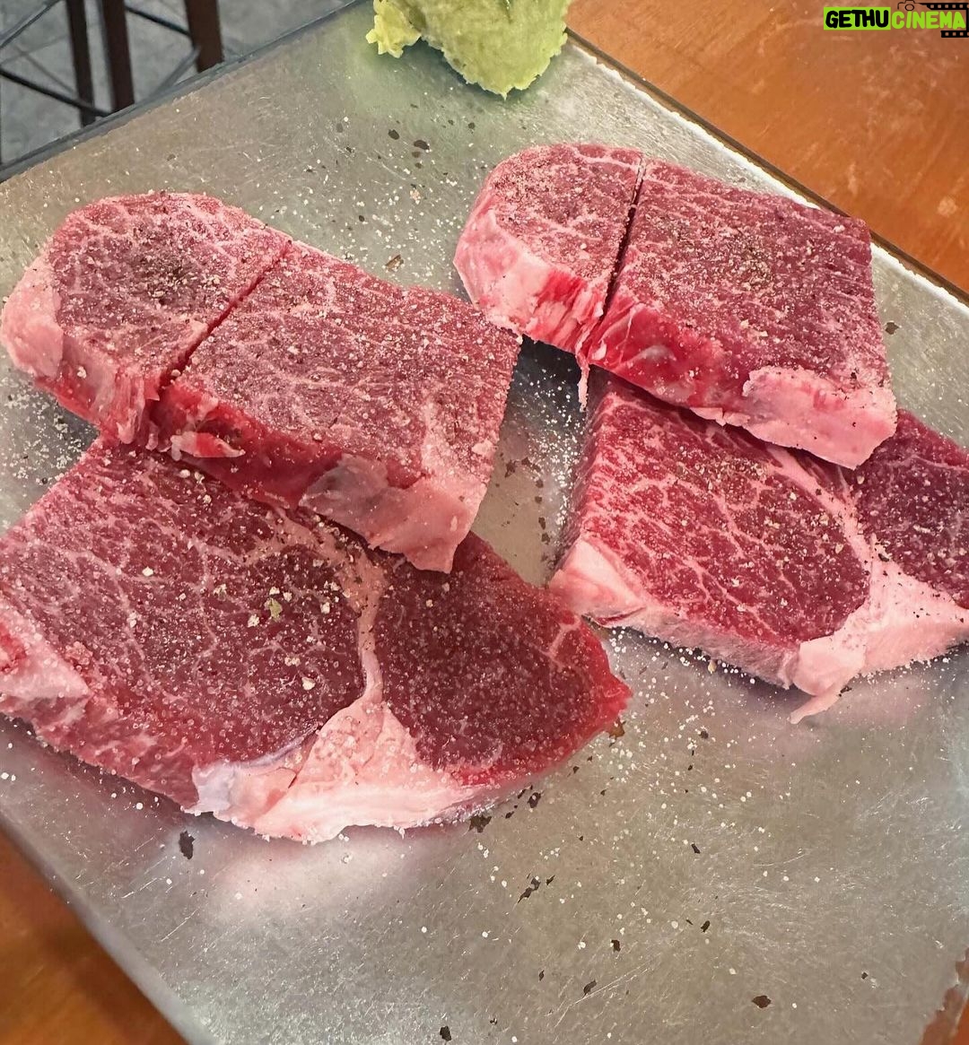 Aina Fukumoto Instagram - 見た目も美しい上質なお肉たちが美味しすぎた〜🤤❤️ おすすめの食べ方がニンニク乗せて食べるんやけど、その食べ方が美味しすぎてほぼニンニクタレでいかせてもらいました🤭 特にタンとニンニクタレの相性が抜群やった🥹💖 久々にするめキムチ食べたけどお酒がすすみすぎちゃうね🤫✨ 喋りまくって食べまくって飲みまくって最高に楽しい夜でした🫶🏽 #北新地 #石川ひとみ #焼肉 #北新地グルメ #北新地ディナー #肉 #肉好き #肉好き女子 #肉好きな人と繋がりたい #🥩 #お酒 #お酒好き女子 #お酒大好き #お酒好きな人と繋がりたい #🍺