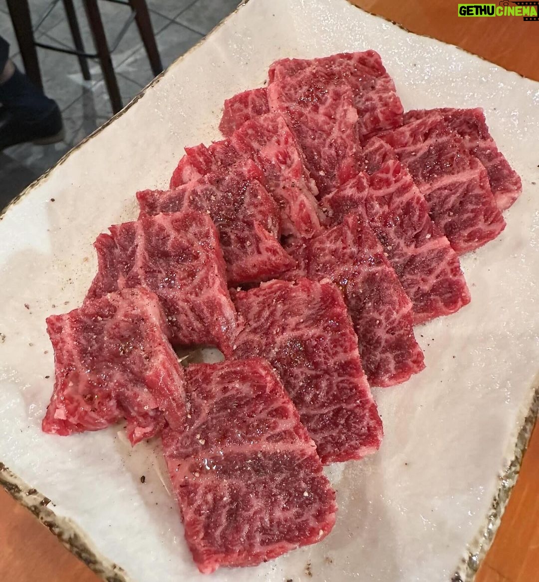 Aina Fukumoto Instagram - 見た目も美しい上質なお肉たちが美味しすぎた〜🤤❤️ おすすめの食べ方がニンニク乗せて食べるんやけど、その食べ方が美味しすぎてほぼニンニクタレでいかせてもらいました🤭 特にタンとニンニクタレの相性が抜群やった🥹💖 久々にするめキムチ食べたけどお酒がすすみすぎちゃうね🤫✨ 喋りまくって食べまくって飲みまくって最高に楽しい夜でした🫶🏽 #北新地 #石川ひとみ #焼肉 #北新地グルメ #北新地ディナー #肉 #肉好き #肉好き女子 #肉好きな人と繋がりたい #🥩 #お酒 #お酒好き女子 #お酒大好き #お酒好きな人と繋がりたい #🍺