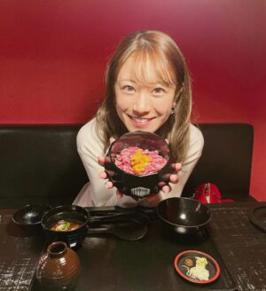 Aina Fukumoto Instagram - 神戸にある雲丹しゃぶ工藤🧡🧡🧡

食べたかった黒毛和牛のひつまぶしが想像以上の美味しさやった〜🥺💓
お肉柔らかいしタレがご飯すすみすぎるし雲丹との相性抜群やし👏
美味しすぎて3杯は余裕で食べれたな〜🤫🤫🤫

並ぶ価値ありのお店でした🫶🏽❤️

#兵庫 #神戸 #三宮 #雲丹しゃぶ工藤 #兵庫ランチ #兵庫グルメ #神戸ランチ #神戸グルメ #三宮ランチ #三宮グルメ #三ノ宮ランチ #三ノ宮グルメ #黒毛和牛 #ひつまぶし #絶品 #絶品グルメ #😋