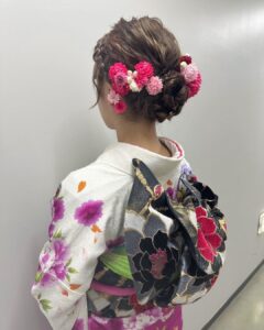 Aina Fukumoto Instagram - 毎年恒例の『新春！よしもと大爆笑2024』の収録でした☺️✨ 今回も八方師匠と八光さんとご一緒にMC務めさせてもらいました🥳 白地にピンクでハートも入ってるドンピシャでタイプすぎるお着物着させていただいたんです🥺🩷🩷🩷 可愛い🥺嬉しい🥺🫶🏽 2024年1月1日20時からサンテレビで放送なので新年1発目はお笑いで大笑いしてください😎✨ こんな可愛いお着物着させてもうてて毎年楽しみにしてる収録やのに、久しぶりに声飛んでしまって🤦🏽‍♀️聞き取りにくくて申し訳なかったです😭あいなの声どこいった？🥹早く声帰ってきてーーー🥹 OA見てもびっくりしないでください。笑 #新春よしもと大爆笑2024 #サンテレビ #1月1日 #年明け #お正月 #放送 #大阪 #なんば #漫才劇場 #よしもと漫才劇場 #よしもと #お笑い #コント #対決 #盛りだくさん #🩷