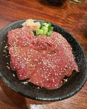 Aina Fukumoto Instagram - 心斎橋にある鶏や梅の湯🧡🧡🧡

大好きな肝のお造りはお酒のアテになるからお酒がすすみすぎる〜🤭
どの串も焼き加減が絶妙でめっちゃ美味しいのよ😋💕
トマトの唐揚げも1回食べたら確実にハマるからおすすめっ🫶🏽

お酒飲みまくったのにチャーハンまで食べちゃって🤫
最高の気分でした🤫💕笑

#大阪 #心斎橋 #梅の湯 #鶏 #焼き鳥 #絶品 #心斎橋グルメ #心斎橋ディナー #心斎橋居酒屋 #お酒 #お酒好きな人と繋がりたい #お酒好き女子 #お酒好き #お酒大好き #🍺