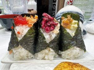 Aina Fukumoto Instagram - おにごりポーズ🍙🍙🍙笑

めっちゃ美味しかった〜🤤💓
テイクアウトもありやけど、店内やと最後に出汁茶漬けにできるからお店で食べるのがおすすめです🤭

#大阪 #おにぎり #おにぎり専門店 #おにぎり屋 #おにぎりごりちゃん #コシヒカリ #🍙