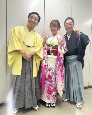 Aina Fukumoto Instagram - 毎年恒例の『新春！よしもと大爆笑2024』の収録でした☺️✨
今回も八方師匠と八光さんとご一緒にMC務めさせてもらいました🥳

白地にピンクでハートも入ってるドンピシャでタイプすぎるお着物着させていただいたんです🥺🩷🩷🩷
可愛い🥺嬉しい🥺🫶🏽

2024年1月1日20時からサンテレビで放送なので新年1発目はお笑いで大笑いしてください😎✨

こんな可愛いお着物着させてもうてて毎年楽しみにしてる収録やのに、久しぶりに声飛んでしまって🤦🏽‍♀️聞き取りにくくて申し訳なかったです😭あいなの声どこいった？🥹早く声帰ってきてーーー🥹

OA見てもびっくりしないでください。笑

#新春よしもと大爆笑2024 #サンテレビ #1月1日 #年明け #お正月 #放送 #大阪 #なんば #漫才劇場 #よしもと漫才劇場 #よしもと #お笑い #コント #対決 #盛りだくさん #🩷