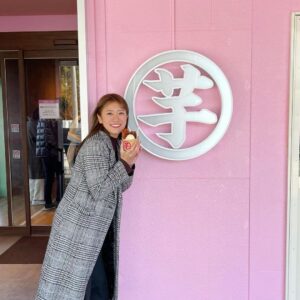 Aina Fukumoto Instagram - ずっと行きたかった芋菓子しみずの淡路島店🫶🏽🩷

焼き芋ブリュレが美味しすぎたあ🤤💕
お芋自体はねっとり食感で表面がブリュレやからパリパリで、芋本来の甘みもすごくて🥺🥺🥺
ぺろっと完食でした🙏✨

次は違う商品も食べたいなあ🫶🏽

#淡路島 #高級芋菓子しみず #淡路島グルメ #淡路島カフェ #淡路島観光スポット #焼き芋専門店 #焼き芋 #ブリュレ #スイーツ #スイーツ好きな人と繋がりたい #スイーツ巡り #スイーツデ部 #sweets #甘いもの #甘いもの大好き #🍠 #🩷