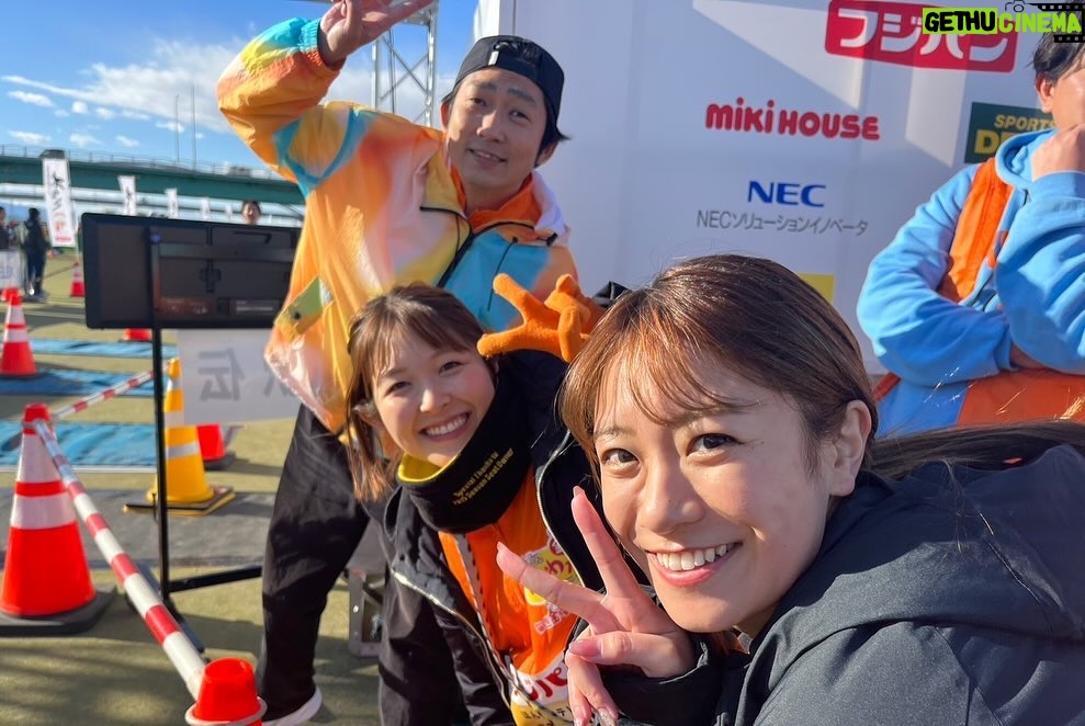 Aina Fukumoto Instagram - 寛平マラソンありがとうございました☺️✨ 笑いあり!涙あり!ライブあり!みんなの色んな思いがぎゅっと詰まったマラソン大会!改めて温かくて素敵な大会やなぁと感じる2日間でした🫶🏽💖 今年もほんわかテレビチームで駅伝出て、番組1位取れたのは最高に気持ちよかったーーー🤭 来年の日程も出たので、目標の5万人達成できるように私もまた盛り上げていきますっ🥰 参加してくださった皆さんありがとうございました😎 お疲れ様でした👏✨✨✨ #大阪 #淀川 #寛平マラソン #2023 #マラソン #マラソン大会 #ウォーキング #ウォーク #駅伝 #ラン #ランニング #running #🏃♀️ #お笑い #ライブ #live #大盛り上がり #👏 #ありがとうございました #お疲れ様でした #🙏