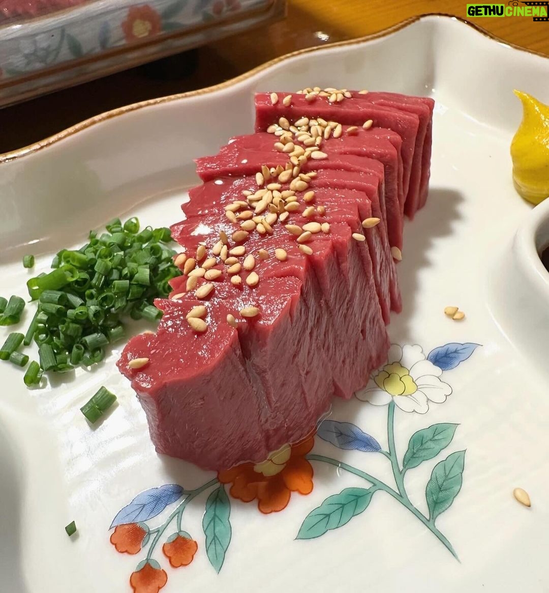 Aina Fukumoto Instagram - 見た目も美しい上質なお肉たちが美味しすぎた〜🤤❤️ おすすめの食べ方がニンニク乗せて食べるんやけど、その食べ方が美味しすぎてほぼニンニクタレでいかせてもらいました🤭 特にタンとニンニクタレの相性が抜群やった🥹💖 久々にするめキムチ食べたけどお酒がすすみすぎちゃうね🤫✨ 喋りまくって食べまくって飲みまくって最高に楽しい夜でした🫶🏽 #北新地 #石川ひとみ #焼肉 #北新地グルメ #北新地ディナー #肉 #肉好き #肉好き女子 #肉好きな人と繋がりたい #🥩 #お酒 #お酒好き女子 #お酒大好き #お酒好きな人と繋がりたい #🍺