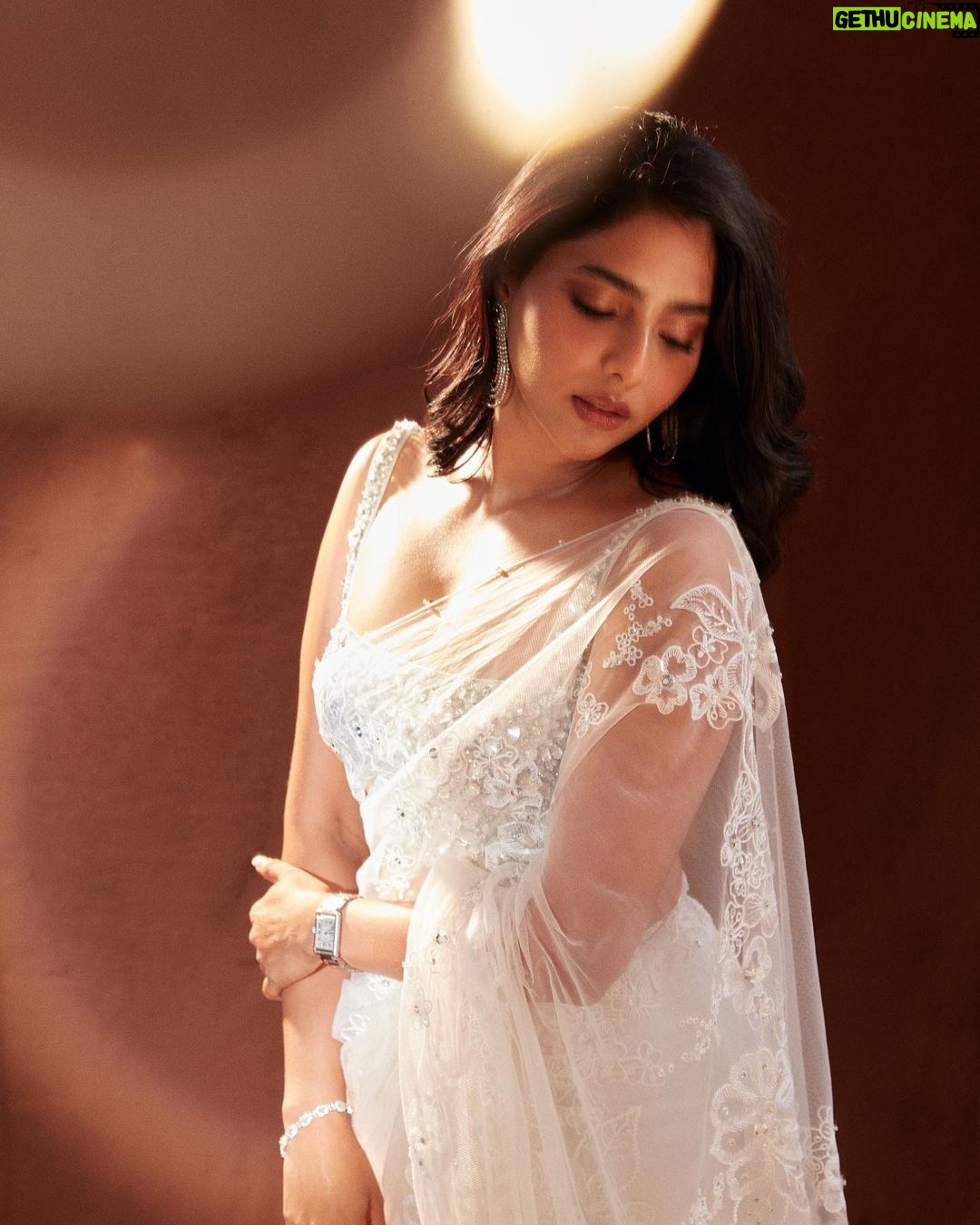 Aishwarya Lekshmi Instagram - @aishu__ π . Stylist @sohinydas MUA @kalwon_beauty Hairstylist @soniyarameshbabu_muah Photography @arungnanavel Outfit @dilnazkarbhary Jewellery @deepagurnani @theamethyststore Studio @dmstudio_rental