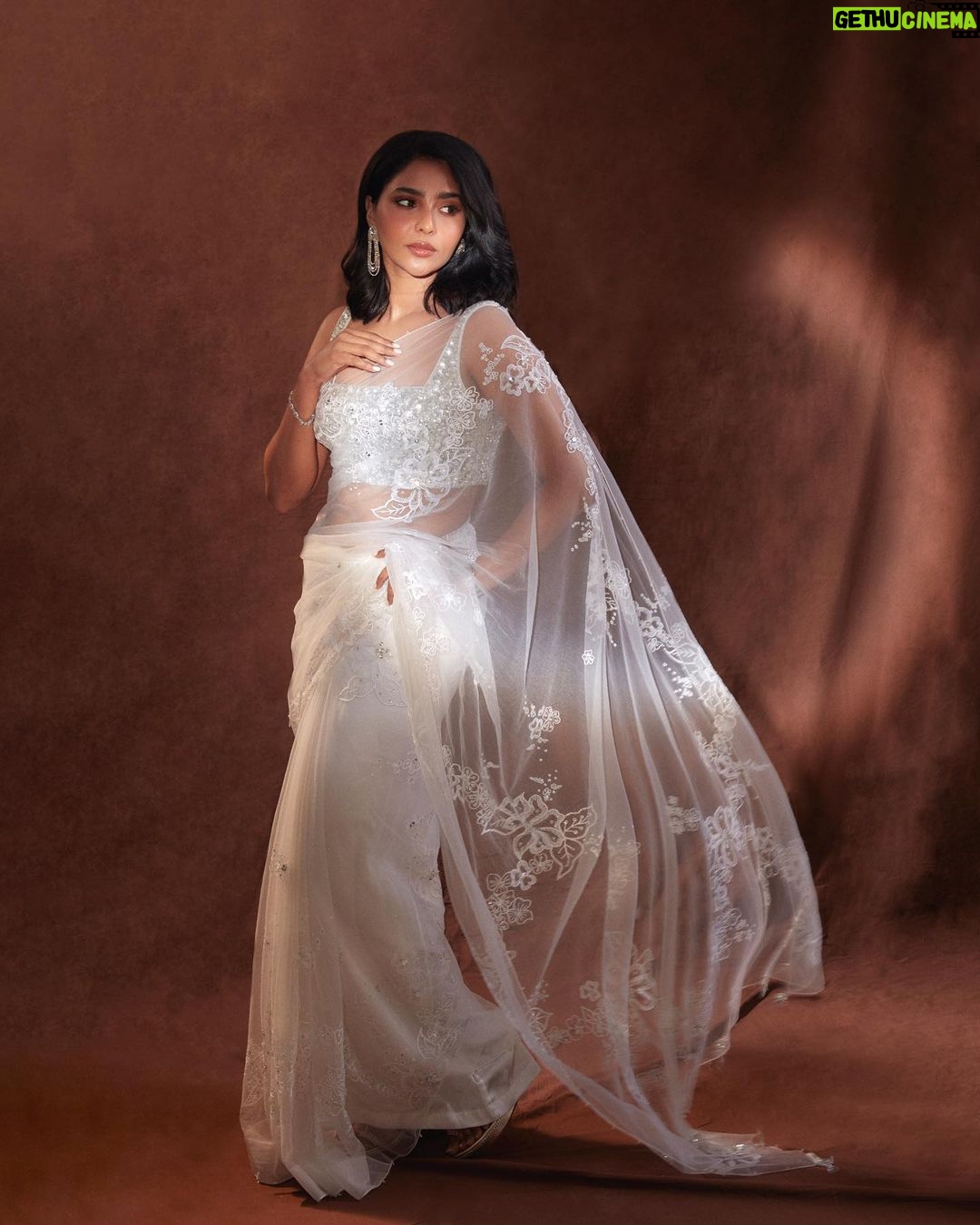 Aishwarya Lekshmi Instagram - @aishu__ π . Stylist @sohinydas MUA @kalwon_beauty Hairstylist @soniyarameshbabu_muah Photography @arungnanavel Outfit @dilnazkarbhary Jewellery @deepagurnani @theamethyststore Studio @dmstudio_rental