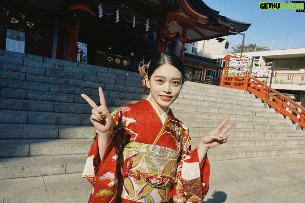 Akari Takaishi Instagram - 本日、花園神社にてエイベックスの新春参拝＆晴れ着お披露目会がありました🎍 華やかな赤の振り袖を着させていただき事務所の先輩方と新年の挨拶が出来たこと、とても嬉しく思います。 今年は22歳(ﾀﾞﾌﾞﾙﾋﾟｰｽ)になる年、素敵なスタートが切れました✌🏻