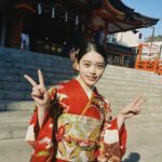 Akari Takaishi Instagram - 本日、花園神社にてエイベックスの新春参拝＆晴れ着お披露目会がありました🎍 華やかな赤の振り袖を着させていただき事務所の先輩方と新年の挨拶が出来たこと、とても嬉しく思います。 今年は22歳(ﾀﾞﾌﾞﾙﾋﾟｰｽ)になる年、素敵なスタートが切れました✌🏻