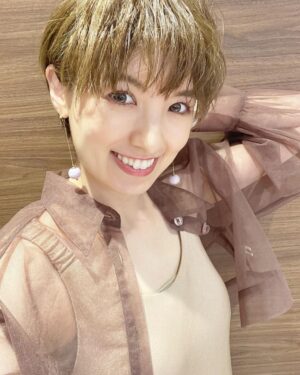 Akina Minami Instagram - 今週のプチブランチは1周年記念で鎌倉へ✨
鎌倉グルメ食べまくりました😋
観てね✨Tverでも観れるよ🙆‍♀️

鎌倉ロケの衣装（写真1・2枚目）は

Tシャツ、ワンピース
@cocodeal_official
ピアス
@tomomi.s_jewelry
ネックレス
@jurk.official
ブーツ
@dianashoespress

です✨
そして先週の衣装は

写真3・4枚目
ワンピース、シアージャケット
@cocodeal_official
ピアス
@abiste_official
パンプス
@dianashoespress

写真5・6枚目
トップス
@avie_andensal
ビスチェ、スカート
@anogh_official
ピアス
@abiste_official
ブーツ
@dianashoespress