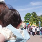 Akina Minami Instagram - 5月に息子くんディズニーランドデビューしました👦🏻✨ まだ10ヶ月だったのでアトラクションは乗らず、のんびりパークをお散歩して雰囲気を楽しんだよ☺️ パークデビューの記念日シールと40周年のドリームガーランドシールもいただきました🎉 いろんなものを目をキラキラさせながら見てて可愛いかった👦🏻✨ 次行った時はなにかアトラクション乗れるかな☺️⁇