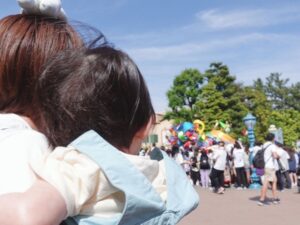 Akina Minami Instagram - 5月に息子くんディズニーランドデビューしました👦🏻✨
まだ10ヶ月だったのでアトラクションは乗らず、のんびりパークをお散歩して雰囲気を楽しんだよ☺️

パークデビューの記念日シールと40周年のドリームガーランドシールもいただきました🎉

いろんなものを目をキラキラさせながら見てて可愛いかった👦🏻✨
次行った時はなにかアトラクション乗れるかな☺️⁇