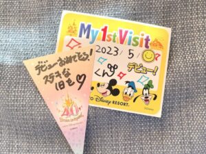 Akina Minami Instagram - 5月に息子くんディズニーランドデビューしました👦🏻✨
まだ10ヶ月だったのでアトラクションは乗らず、のんびりパークをお散歩して雰囲気を楽しんだよ☺️

パークデビューの記念日シールと40周年のドリームガーランドシールもいただきました🎉

いろんなものを目をキラキラさせながら見てて可愛いかった👦🏻✨
次行った時はなにかアトラクション乗れるかな☺️⁇