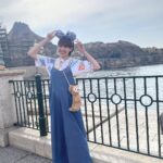 Akina Minami Instagram - 7月17日(月)〜20日の《プチブランチ》は東京ディズニーリゾート特集です🥳 楽しすぎたー✨‼︎ テンションあがりすぎてトーク噛みまくりでした🫣笑 観てね✨TVerでも観れるよ✨ この日のお洋服は サロペット　 @anogh_official ピアス @ajinco_style です☺️