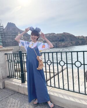 Akina Minami Instagram - 7月17日(月)〜20日の《プチブランチ》は東京ディズニーリゾート特集です🥳
楽しすぎたー✨‼︎
テンションあがりすぎてトーク噛みまくりでした🫣笑
観てね✨TVerでも観れるよ✨

この日のお洋服は
サロペット　
@anogh_official
ピアス
@ajinco_style
です☺️