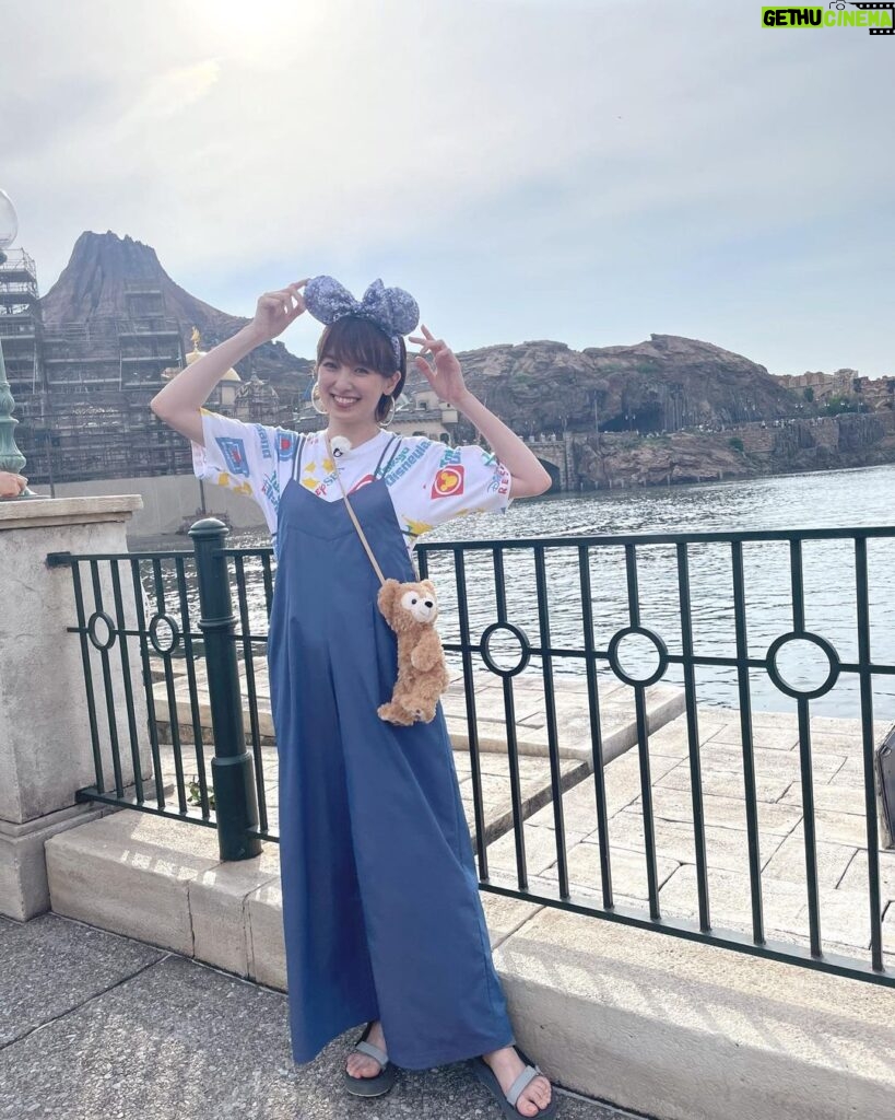 Akina Minami Instagram - 7月17日(月)〜20日の《プチブランチ》は東京ディズニーリゾート特集です🥳 楽しすぎたー✨‼︎ テンションあがりすぎてトーク噛みまくりでした🫣笑 観てね✨TVerでも観れるよ✨ この日のお洋服は サロペット　 @anogh_official ピアス @ajinco_style です☺️