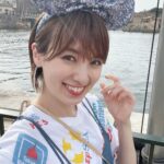 Akina Minami Instagram - 7月17日(月)〜20日の《プチブランチ》は東京ディズニーリゾート特集です🥳 楽しすぎたー✨‼︎ テンションあがりすぎてトーク噛みまくりでした🫣笑 観てね✨TVerでも観れるよ✨ この日のお洋服は サロペット　 @anogh_official ピアス @ajinco_style です☺️