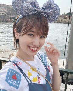 Akina Minami Instagram - 7月17日(月)〜20日の《プチブランチ》は東京ディズニーリゾート特集です🥳 楽しすぎたー✨‼︎ テンションあがりすぎてトーク噛みまくりでした🫣笑 観てね✨TVerでも観れるよ✨ この日のお洋服は サロペット　 @anogh_official ピアス @ajinco_style です☺️