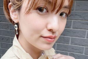 Akina Minami Instagram - 先日放送された《ウワサのお客さま》観てくれたみなさんありがとうございました✨
夫婦で40周年のパークを楽しみました🥳

着てたお洋服は
コート　@diagramofficial 
ピアス　@caki.jewelry 
です✨

この時に撮った写真もまたアップするね🙆‍♀️