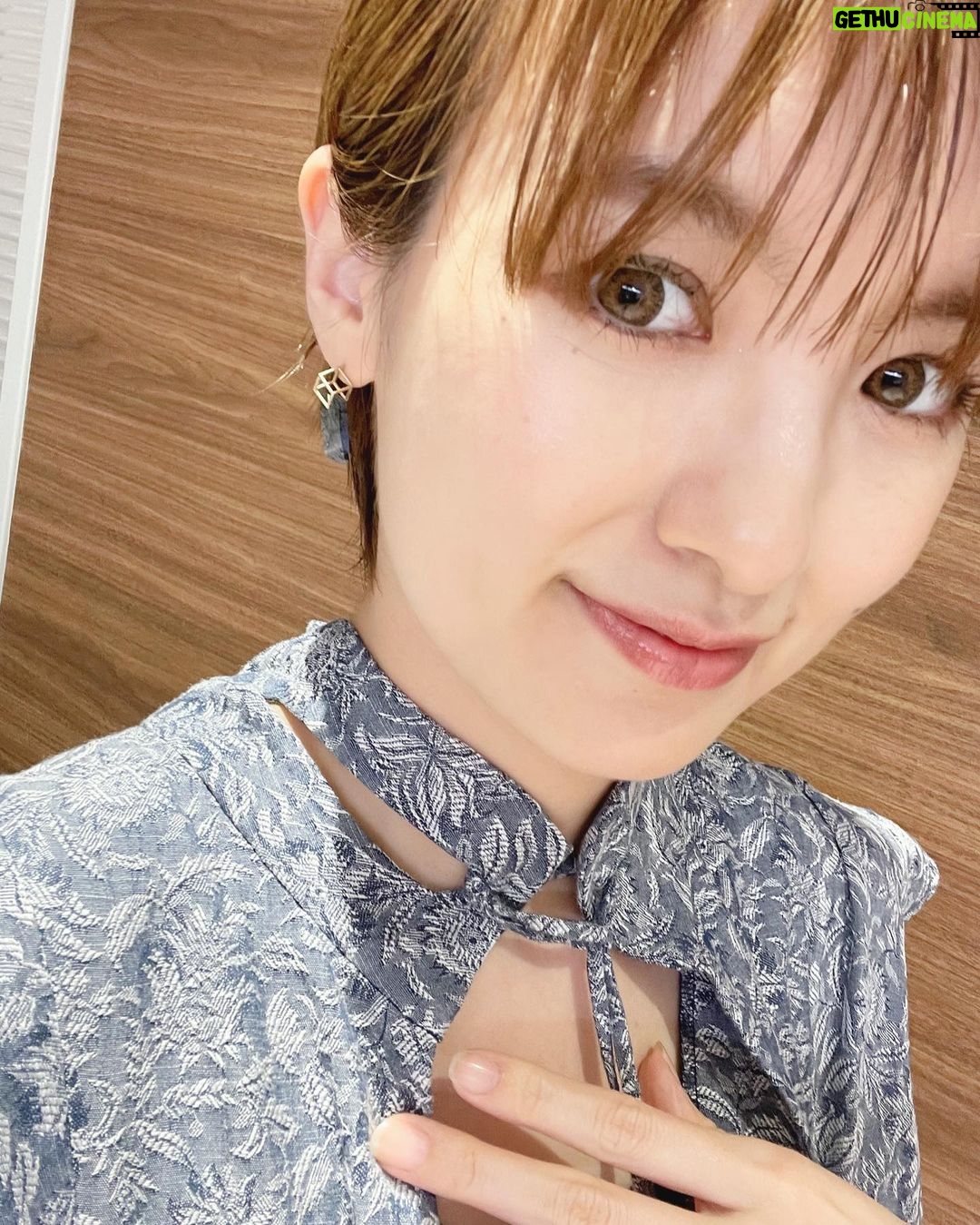 Akina Minami Instagram - プチブランチ衣装✨ 写真1・2枚目 トップス、スカート @resyuryu_official イヤカフパールチェーン付き @roughntumble_mine サンダル @randa_pic 写真3・4枚目 ワンピース @jeshofficial_ ピアス @mimucreate サンダル @randa_pic 写真5・6枚目 ブラウス @ritsu__h スカート @snidel_official ピアス @hiromi_._a サンダル @randa_pic 写真7・8枚目 シャツ、パンツ @lily_brown_official ピアス @do_la.official 靴 @randa_pic