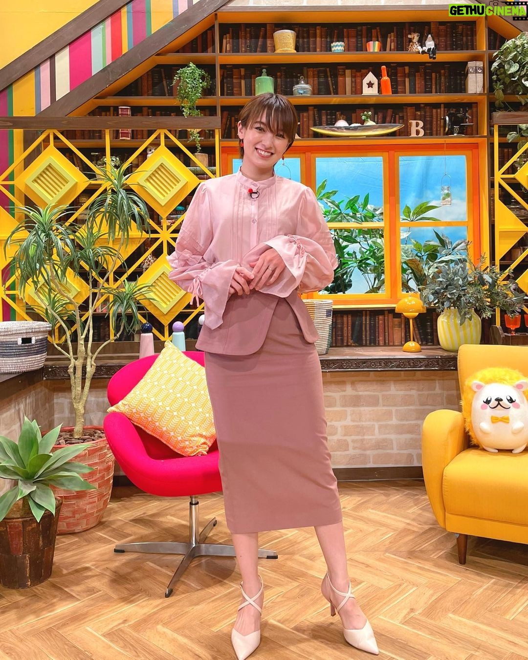 Akina Minami Instagram - プチブランチ衣装✨ 写真1・2枚目 トップス、スカート @resyuryu_official イヤカフパールチェーン付き @roughntumble_mine サンダル @randa_pic 写真3・4枚目 ワンピース @jeshofficial_ ピアス @mimucreate サンダル @randa_pic 写真5・6枚目 ブラウス @ritsu__h スカート @snidel_official ピアス @hiromi_._a サンダル @randa_pic 写真7・8枚目 シャツ、パンツ @lily_brown_official ピアス @do_la.official 靴 @randa_pic