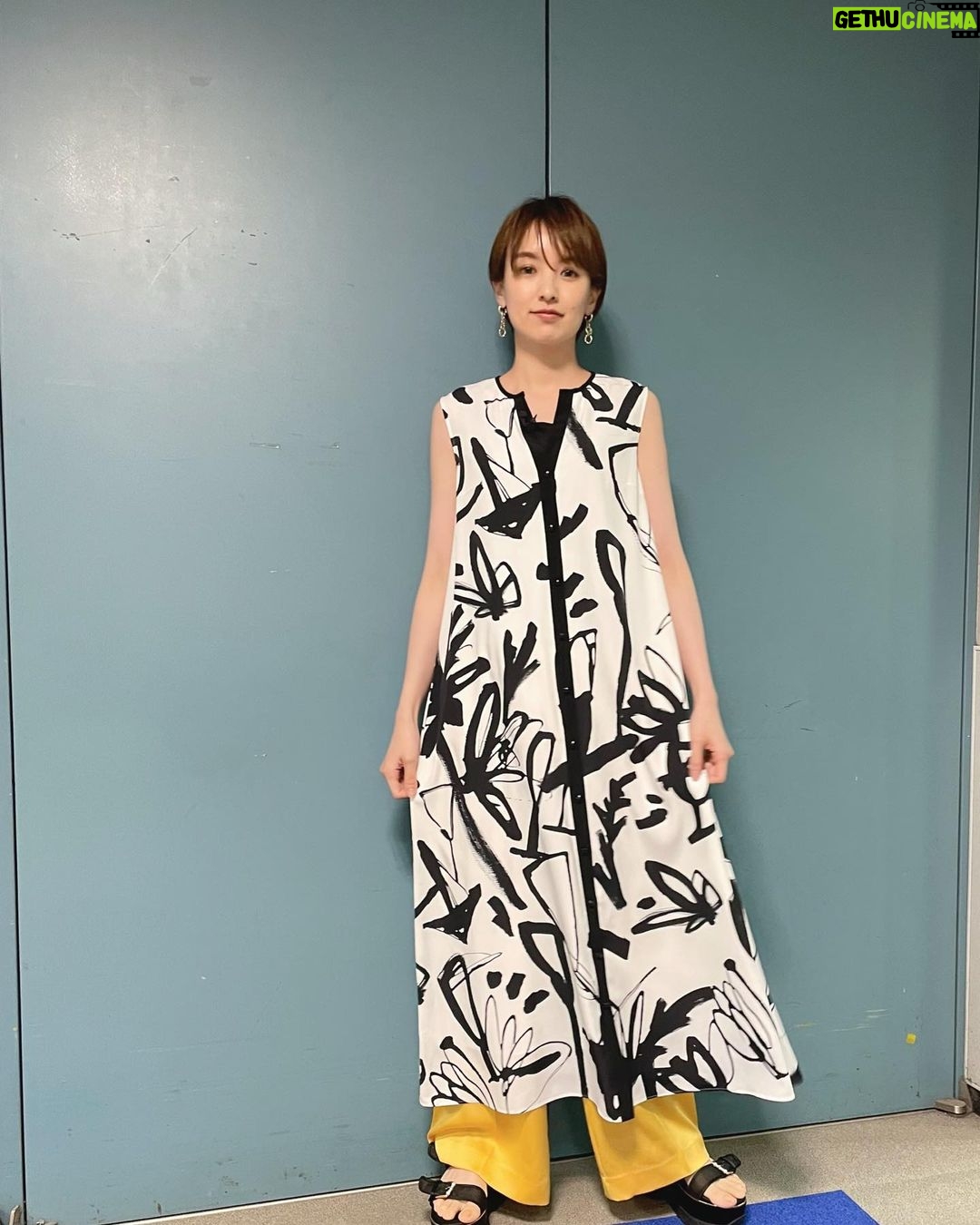 Akina Minami Instagram - 最近の衣装✨ 写真1・2枚目 ジャケット、パンツ @teki_atelier ピアス @hemca_official サンダル @randa_pic 写真3・4枚目 ワンピース、パンツ @diagramofficial ピアス @annemariechagnon_jp サンダル @randa_pic 写真5・6枚目 ジャケット、デニム @milaowen_official ピアス @lisrique_pr サンダル @randa_pic 写真7・8枚目 セットアップ @nagisa_tokyo ピアス @___lumgo.se 写真9・10枚目 トップス、スカート @elendeek 靴 @dianashoespress ピアス @abiste_official