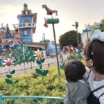 Akina Minami Instagram - 5月に息子くんディズニーランドデビューしました👦🏻✨ まだ10ヶ月だったのでアトラクションは乗らず、のんびりパークをお散歩して雰囲気を楽しんだよ☺️ パークデビューの記念日シールと40周年のドリームガーランドシールもいただきました🎉 いろんなものを目をキラキラさせながら見てて可愛いかった👦🏻✨ 次行った時はなにかアトラクション乗れるかな☺️⁇