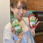 Akina Minami Instagram - フロッシュの洗剤を使ってみたよ☺️ 手肌に優しく、自然にも優しい✨ パッケージも可愛いからそのまま置いといてもいいよね🐸✨ そんなフロッシュ®︎では、 #フロッシュ手荒れ予防の新習慣 というキャンペーンを実施しているそうです☺   🙌キャンペーンについて🙌 手肌にやさしいフロッシュ®食器用洗剤による、デジタル上で参加できるキャンペーンです。デジタルスクラッチで「あたり画面」が表示された５名様へ、フロッシュ®食器用洗剤2種(アロエヴェラ＆ブラッドオレンジ(各300ml))とPanasonic スチーマーナノケアをプレゼントします✨ 更に、Twitterでダブルチャンスキャンペーンに参加された方の中から抽選で30名様にフロッシュ®食器用洗剤 「リーフスポンジギフトセット」をプレゼントします🎁   ⏰期間：2023年2月16日～3月16日   詳しくは、フロッシュ®のInstagram（　@frosch.jp）をチェックしてみてね！   #フロッシュ #frosch #sponsored #pr