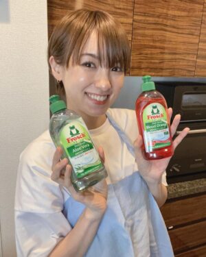 Akina Minami Instagram - フロッシュの洗剤を使ってみたよ☺️
手肌に優しく、自然にも優しい✨
パッケージも可愛いからそのまま置いといてもいいよね🐸✨

そんなフロッシュ®︎では、 #フロッシュ手荒れ予防の新習慣 というキャンペーンを実施しているそうです☺
 
🙌キャンペーンについて🙌
手肌にやさしいフロッシュ®食器用洗剤による、デジタル上で参加できるキャンペーンです。デジタルスクラッチで「あたり画面」が表示された５名様へ、フロッシュ®食器用洗剤2種(アロエヴェラ＆ブラッドオレンジ(各300ml))とPanasonic スチーマーナノケアをプレゼントします✨
更に、Twitterでダブルチャンスキャンペーンに参加された方の中から抽選で30名様にフロッシュ®食器用洗剤 「リーフスポンジギフトセット」をプレゼントします🎁
 
⏰期間：2023年2月16日～3月16日
 
詳しくは、フロッシュ®のInstagram（　@frosch.jp）をチェックしてみてね！
 
#フロッシュ #frosch #sponsored #pr