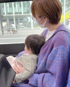 Akina Minami Instagram - こないだ家族でお出かけした時にバスデビュー👦🏻🚌 楽しそうに景色を眺めてた☺️