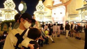 Akina Minami Instagram - ディズニーシーで息子くんが1番テンション上がっていたのはトイ・ストーリー・マニア！👦🏻✨
乗ってはいなくて、雰囲気を楽しみにだけ行ったんだけど大きなウッディをずっと『なんだあれ…😳✨』と見てました🤭

『抱っこ紐でパークまわったんですか⁈』
とコメントがありましたが💡
基本移動はベビーカーでした✨
アトラクションに並ぶ時や移動の所々抱っこ紐だったよ☺️
普段のお散歩とかも抱っこ紐よりベビーカー👦🏻

#disney #東京ディズニーシー