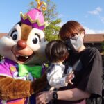 Akina Minami Instagram - 10月に息子くんディズニーシーデビュー✨ （TDLは5月にデビュー🎈） パーク入ったらすぐにデールに会えたよ✨ 手を振ってたら息子くんに気づいてくれて、写真撮ってくれました😍 そして息子くんのアトラクションデビューはシンドバッド・ストーリーブック・ヴォヤッジでした☺️ 嵐のシーンは少し暗いのと、大きな音がするから大丈夫かな…と思っていたけど興味津々で周りをキョロキョロ👦🏻✨ 楽しそうでよかった☺️ #disney #東京ディズニーシー