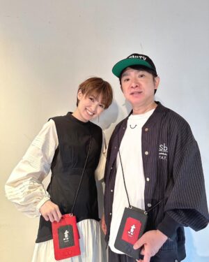 Akina Minami Instagram - ディズニー100周年を記念したラルコバレーノ×和光限定のスマートWショルダーウォレット✨
2つの収納があって、スマートフォン、カード、リップなどが入れられる便利なアイテム☺️
子供とのお出かけにも活躍してます👍🏻✨

#和光 #銀座 #wako #ginza #Disney100  #PR